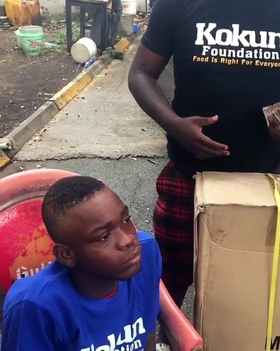 See What This Man Did To A Beggar Found On The Street Of Lagos