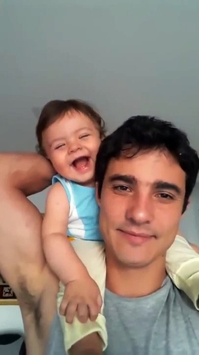 Bebe rindo do pai após levar bronca