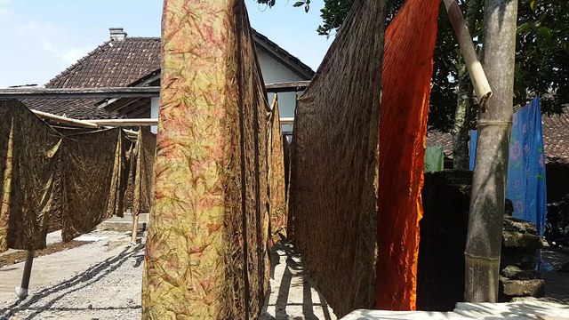 Proses pembuatan ( mepeni ) batik cap untuk seragam sesuai pesanan Anda