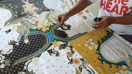 Proses nolet batik tulis asli kota solo dengan motif pola untuk kemeja