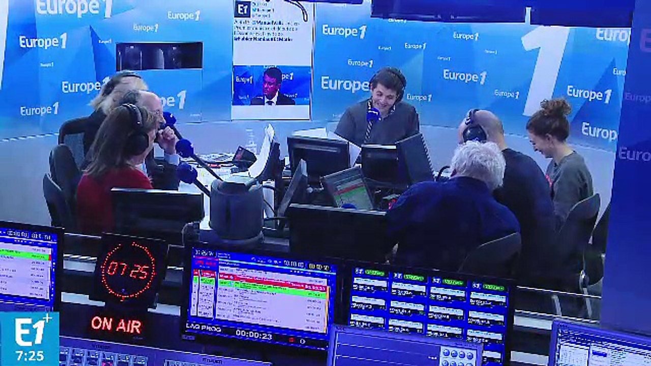 Un page : "Chevaliers, levez-vous pour le Baron Macron le Téméraire, Baron de l'Amiénois et de la Haute-Picardie !"