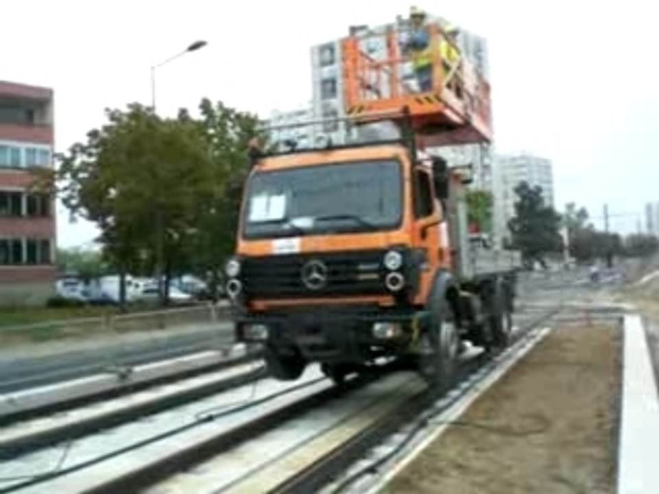 DERNIER déroulage du fil de contact du tramway du Mans