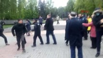 Ukrayna'da 1 Mayıs Maskeli Gençler, Yaşlılara Saldırdı