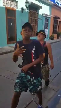 Ces 2 jeunes colombiens se lancent dans un freestyle hip-hop incroyable!