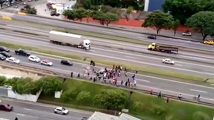 Un chauffard fonce dans une foule de manifestants au brésil