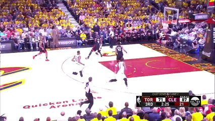 LeBron James fait mine de boire une bière sur le terrain