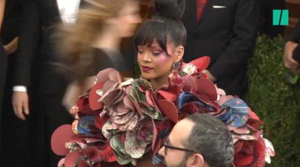 Le tapis rouge du Gala du MET et la robe folle de Rihanna en images