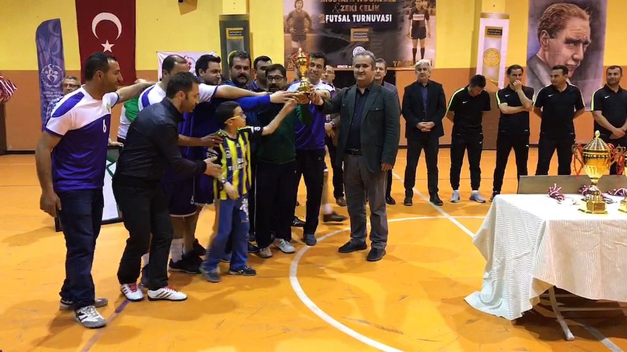 Satır Mustafa ve Taksi Zeki Akhisar kurumlar arası 2. Futsal Turnuvası ödül töreni