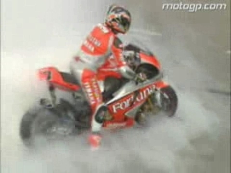 Valentino Rossi et Checa en ville moto gp