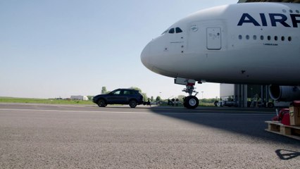 Un Porsche Cayenne Turbo S tire un A380 de Air France