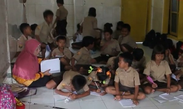 Ruangan Terbatas, Siswa Cirebon Belajar di Mushala