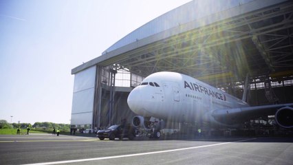 Nouveau record d'un Porsche Cayenne tirant un A380 à Paris