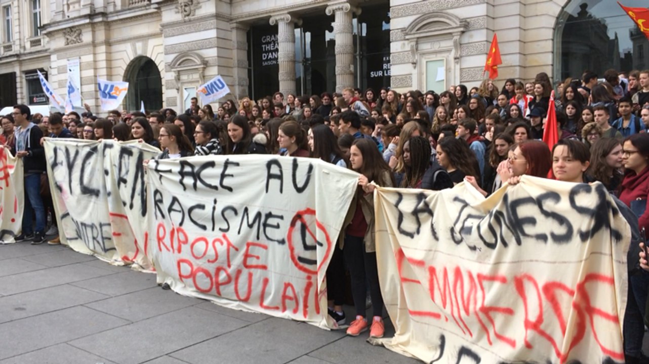 Les lycéens défilent contre le Front national