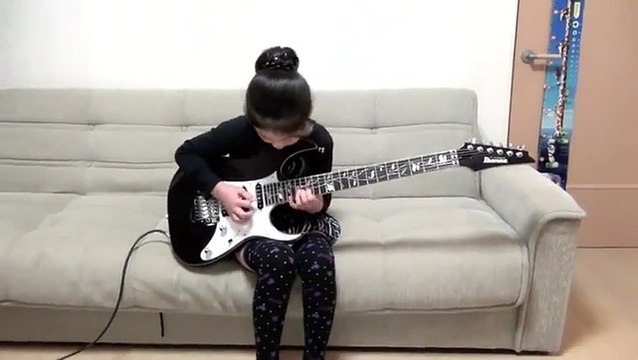 Cette jeune fille de 8 ans gère la guitare électrique comme personne
