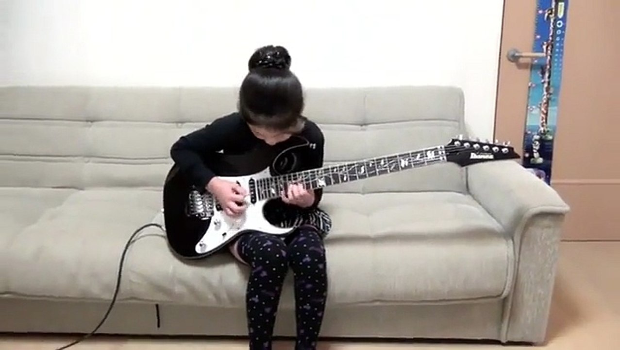 Cette jeune fille de 8 ans gère la guitare électrique comme personne