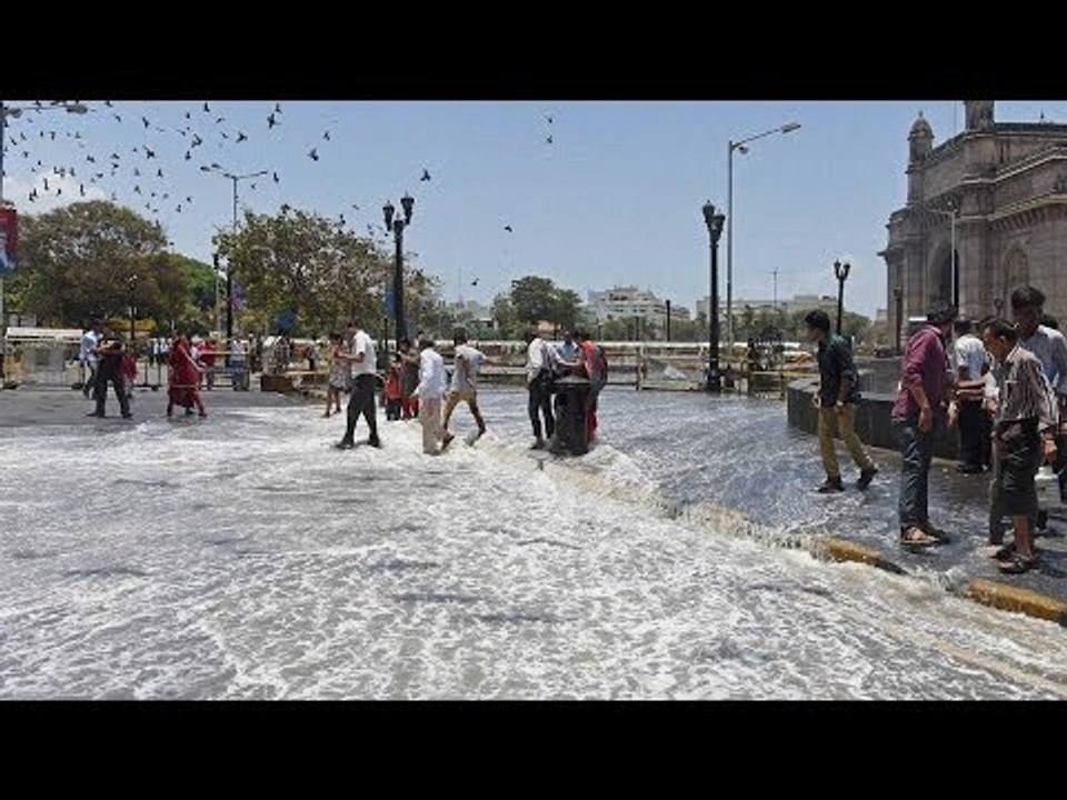 Floating money : Rs 1000 notes found in sea near Gateway of India