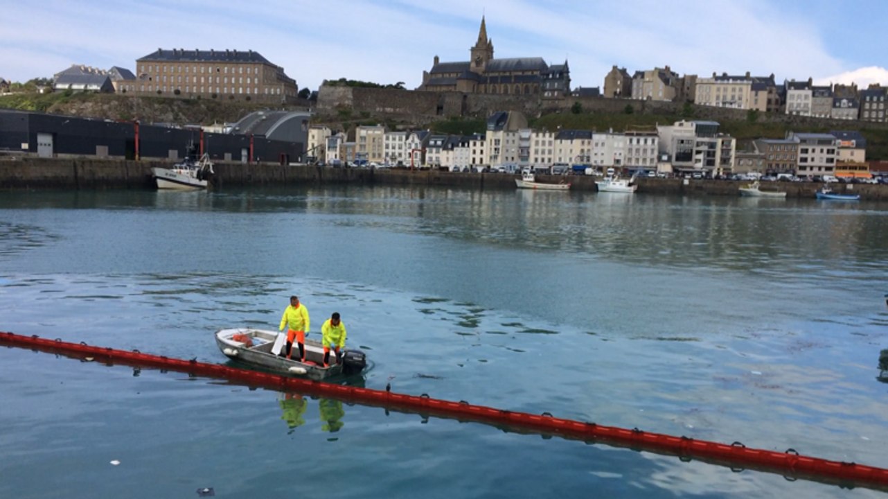Un chalutier déverse de l'huile de moteur dans le port de commerce