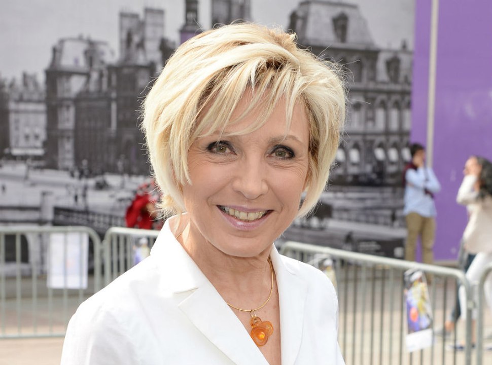 Vidéo : Évelyne Dhéliat reprend la météo, trois semaines après le décès de son mari