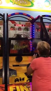 Quand ta mère déchire tout en basket à la fête foraine