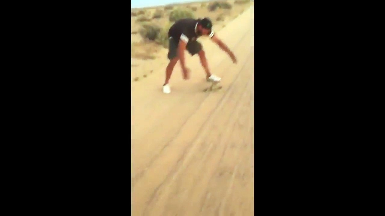 Il chope un serpent très agressif à la main