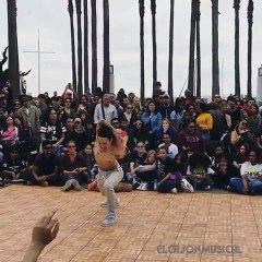 El increible baile de este joven y lo que hace con sus brazos