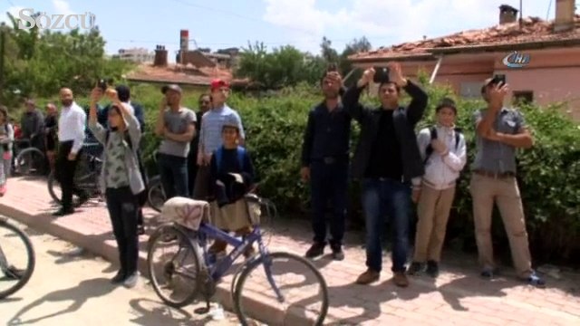 Apartmanın çatısı alev alev yandı