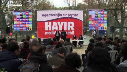 TV5 Monde - Reportage sur la campagne du "Non" au référendum constitutionnel - 14/04/2017 - Leïla Salhi et Thomas Lecomte