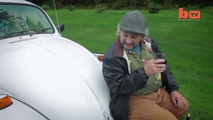 Ce gars a une relation très spéciale avec sa voiture