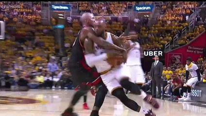 Quand le joueur de NBA LeBron James prend une bière à une serveuse en plein match
