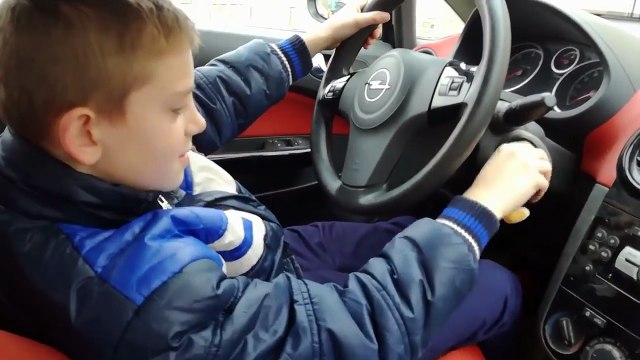 Il laisse le volant de la voiture à son gamin qui va eclater la baie vitrée de la maison