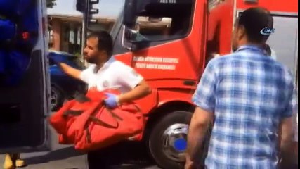 İşçi Servisi İle Kamyon Çarpıştı: 10 Yaralı