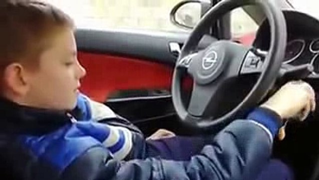 Il n'aurait pas dû laisser son fils de 10 ans conduire sa voiture