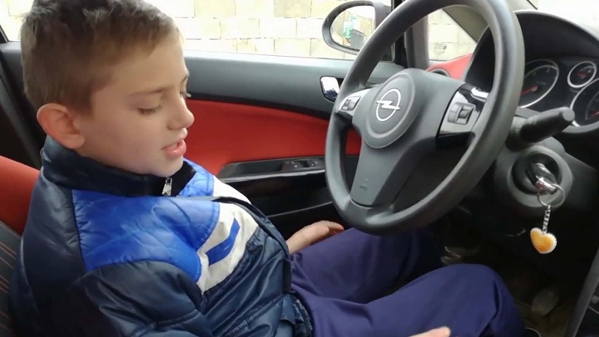 Petit Enfant Garçon Au Volant D'une Voiture Banque D'Images et