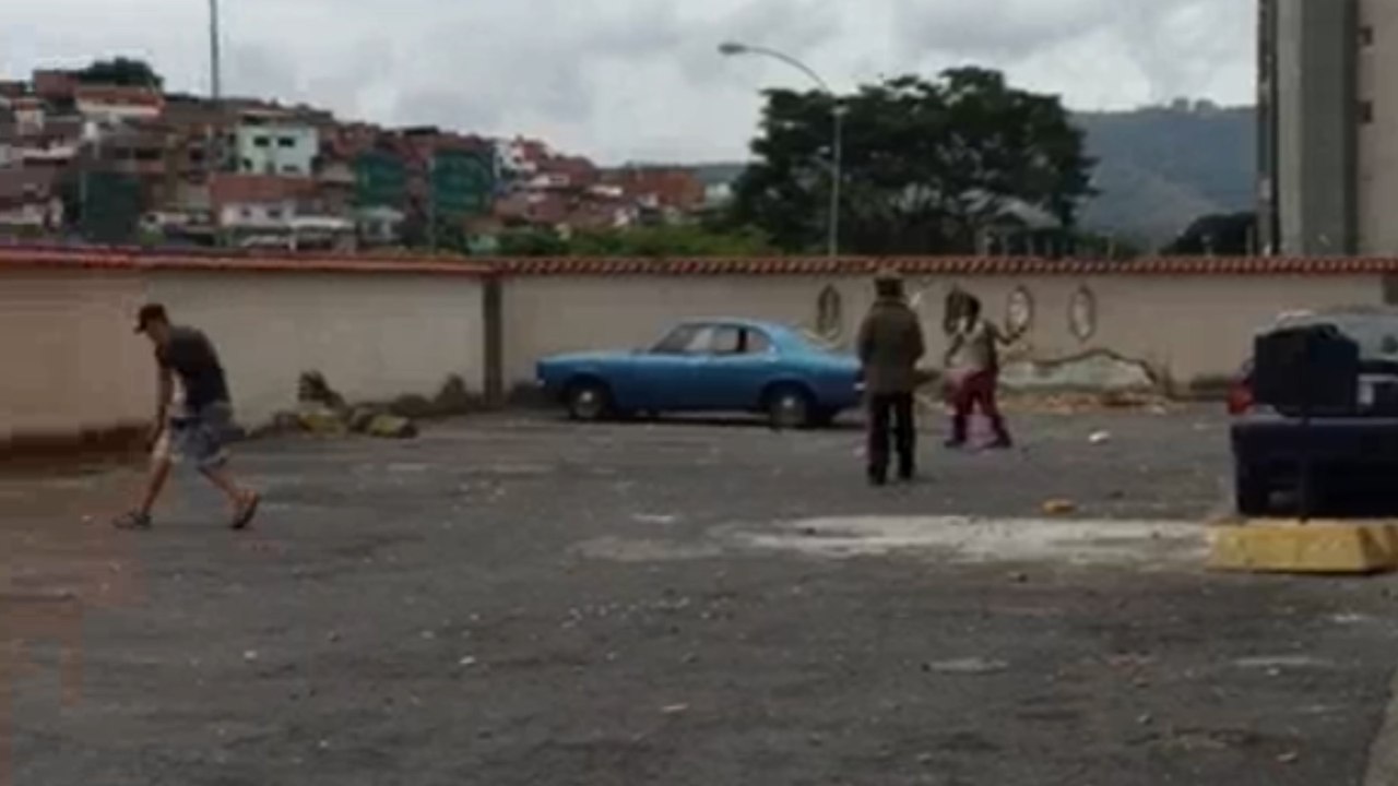 Civiles armados atacaron edificio en La Urbina