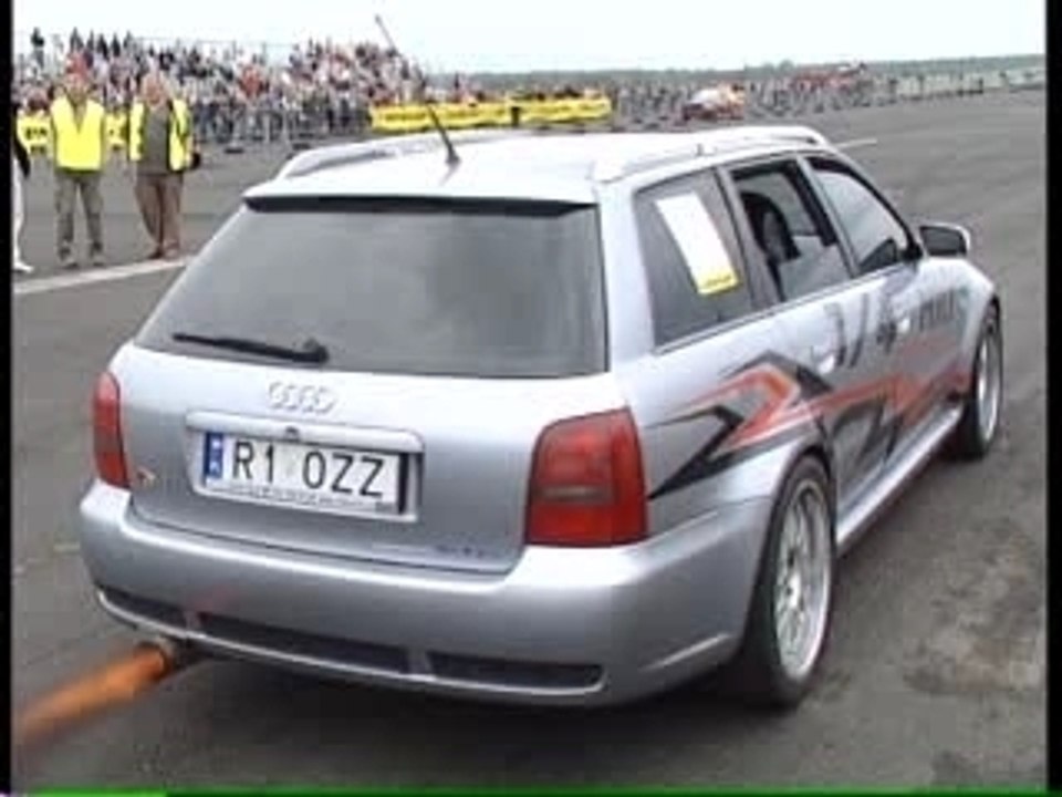 Audi RS4 - Brutal Acceleration (bang-bang!!!)