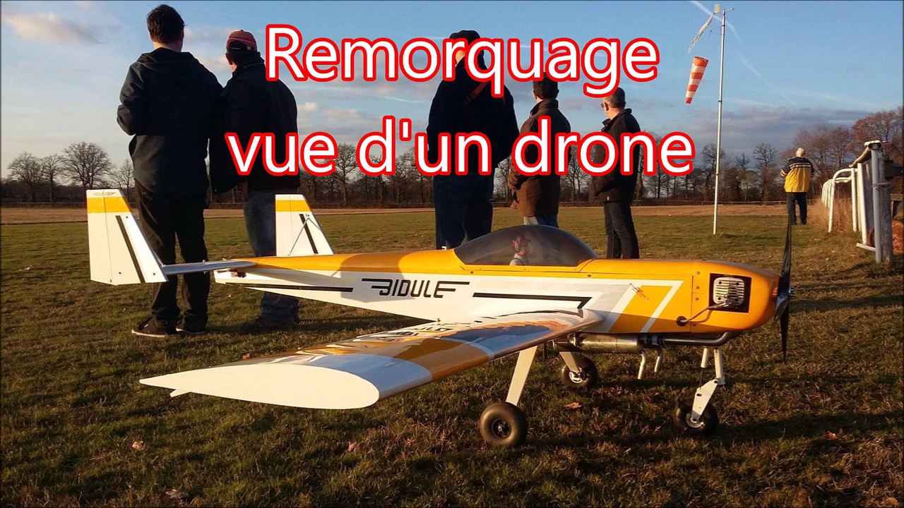 Figure d'avion  et remorquage vu d'un drone