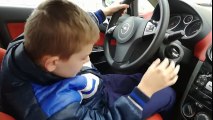 Un garçon de 11 ans conduit la voiture de son père et le drame arrive !