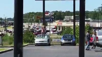 Elle marche sur la voiture de son ex !!