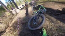 Il explose son VTT contre un arbre en course de descente !