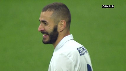 Benzema rate l'immanquable devant le but vide !