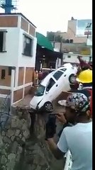Sacan auto de barranco y se les vuelve a caer.