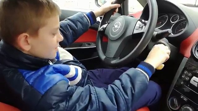 Son père l'autorise à conduire dans le jardin mais c'est le drame