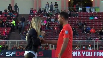 Le gardien français Romuald Peiser demande sa copine en mariage sur le terrain