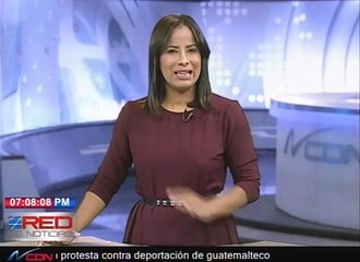 Camion cargado de arroz se volca debido a las lluvias y las personas roban todo