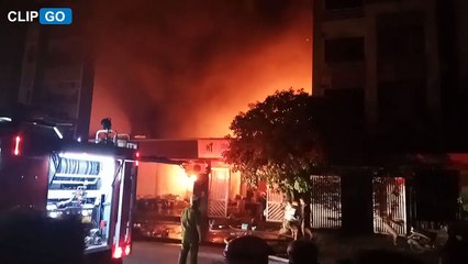 Cháy lớn trong đêm, lửa bốc cao hàng trăm mét