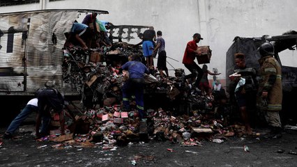 Download Video: Brasil: traficantes incendeiam autocarros e camiões para perturbar operação policial