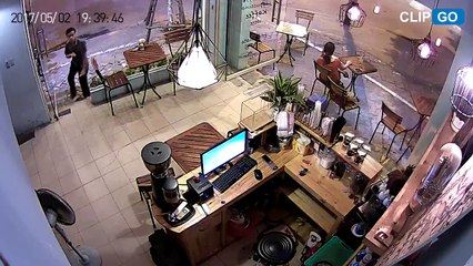 Trộm điện thoại trong tích tắc