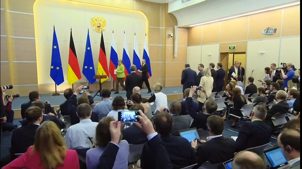 Putin Angela Merkel'le Görüştü