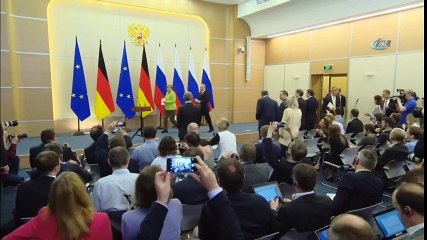 Putin Angela Merkel'le Görüştü