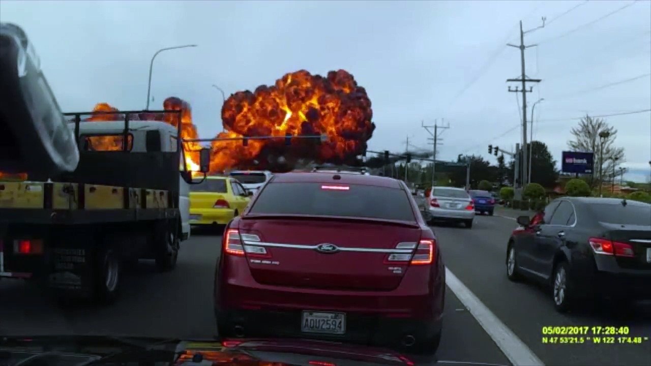 Ces automobilistes et le conducteur de ce petit avion ont eu très chaud